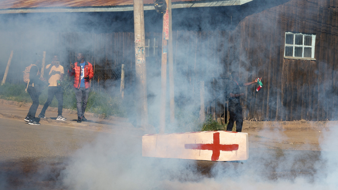 Kenyan police crack down on protest against US Ebola quarantine facility 