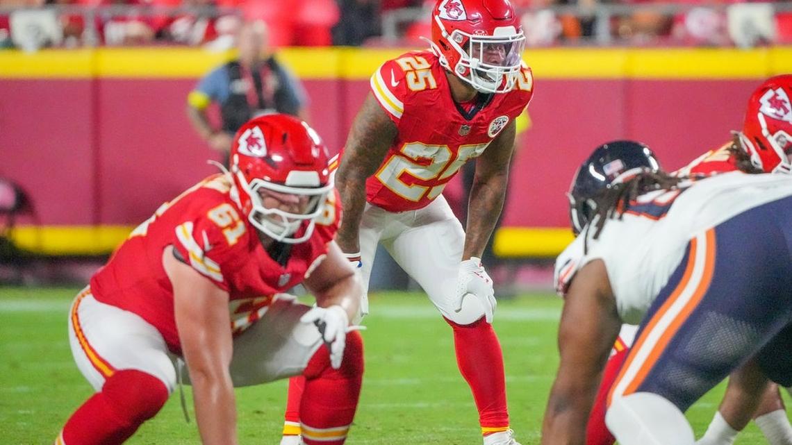 Eagles add veteran RB Elijah Mitchell 