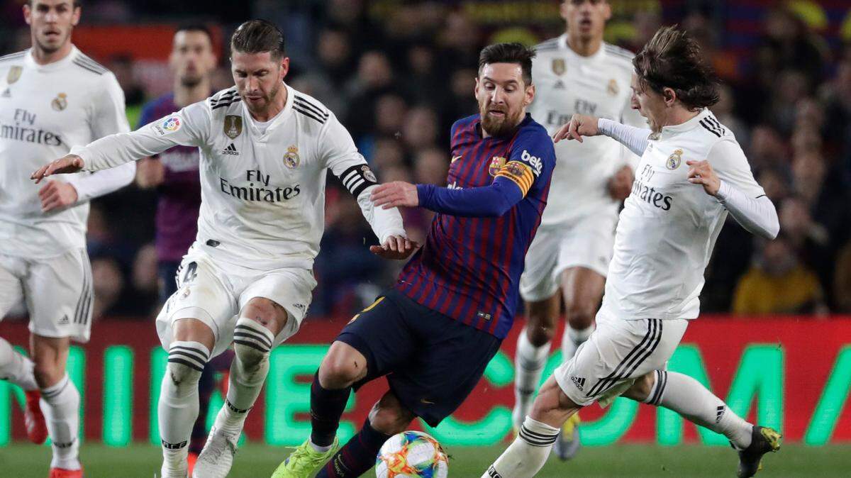 El delantero de Barcelona Lionel Messi (centro) trata de pasar ante la defensa del Real Madrid, en el partido de ida de la Copa del Rey , celebrado el 6 de febrero de 2019, en el estadio Camp Nou.