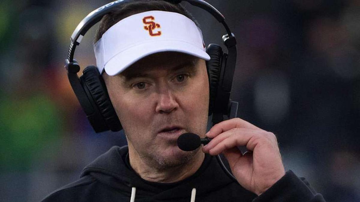  Southern California coach Lincoln Riley looks for answers against Oregon during the second half touchdown Nov. 22, 2025. | Chris Pietsch/The Register-Guard / USA TODAY NETWORK via Imagn Images 
