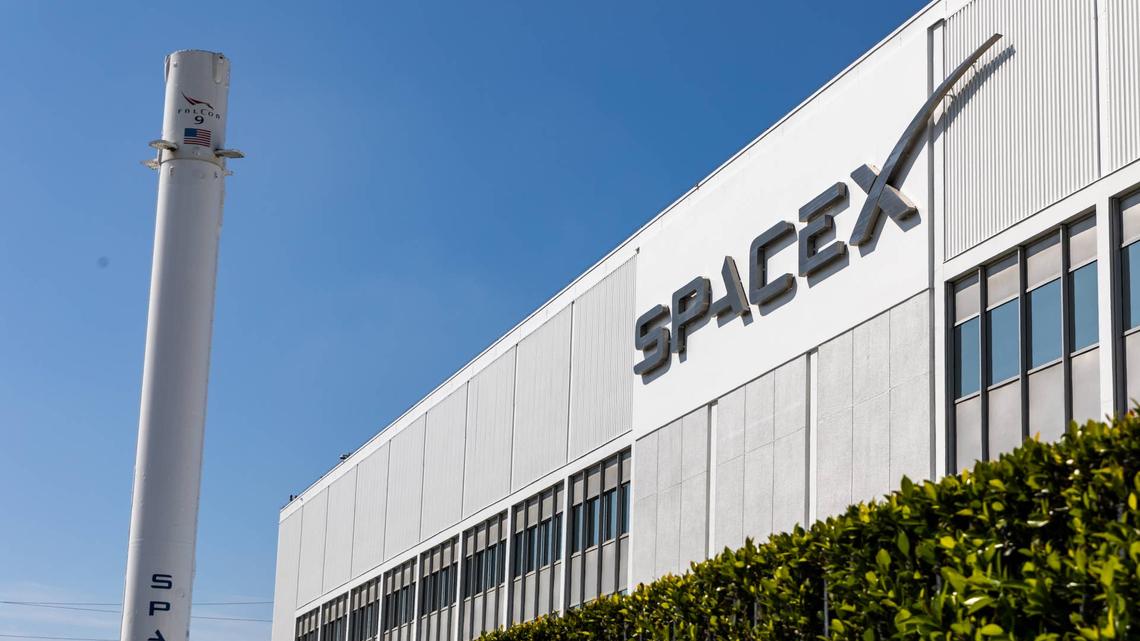 SpaceX lands a $4 billion deal right before its IPO 
