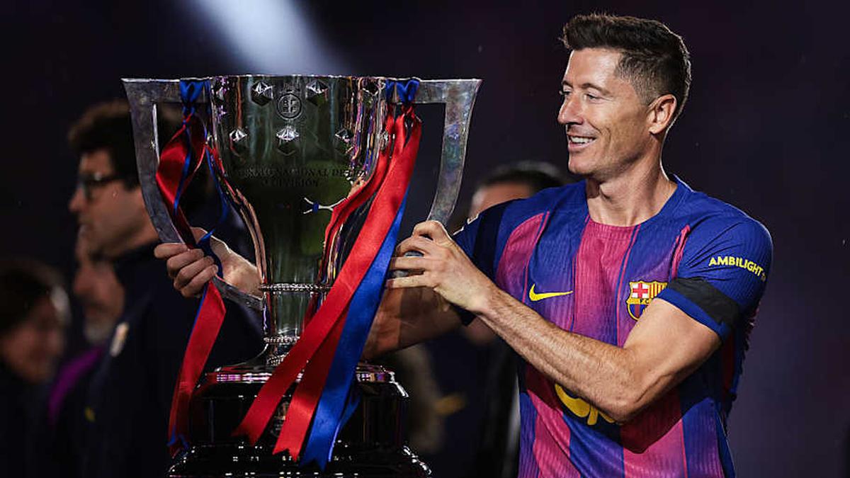  Robert Lewandowski is living his final days as a Barcelona player. | Eric Alonso/Getty Images 