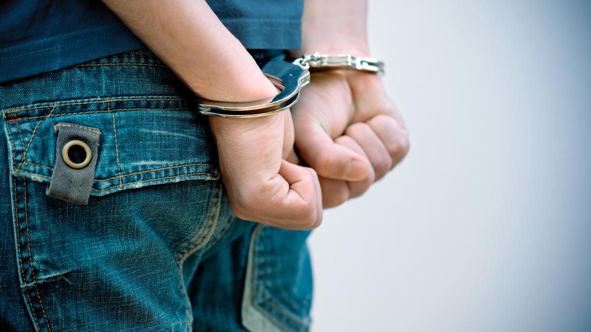 Un hombre de Miami enfrenta cargos de maltrato infantil agravado y maltrato infantil por presuntamente golpear a sus tres hijos de 2, 5 y 8 años edad.