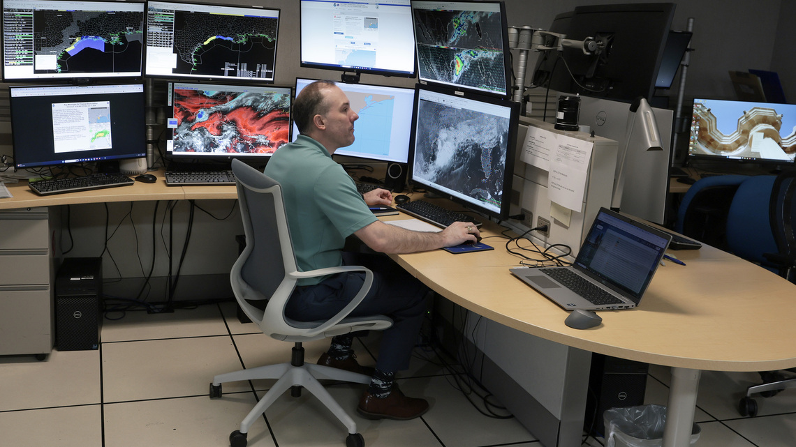 Hurricane center tracks 2 new Atlantic systems that could develop 