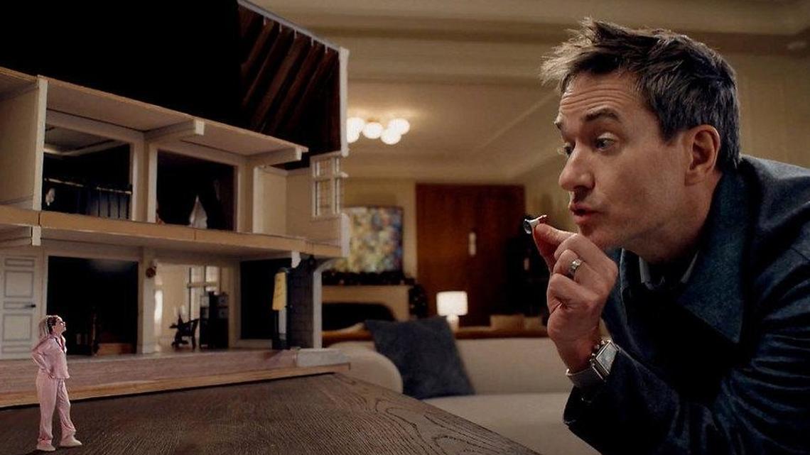 Elizabeth Banks: 'Miniature Wife' has 'War of the Roses' vibes 