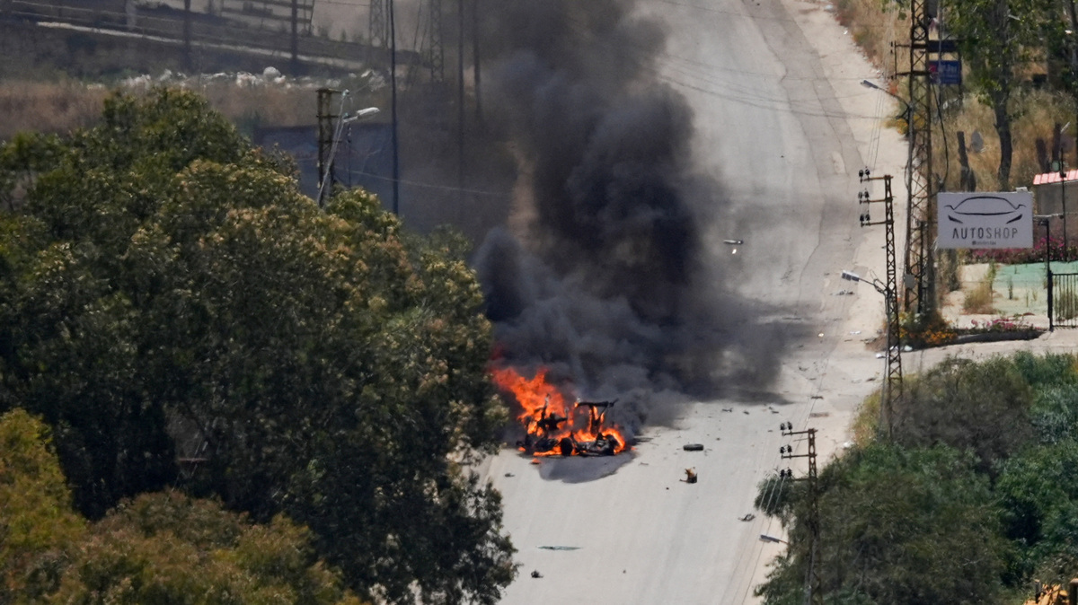 Black smoke billows at a strike scene following an Israeli strike on a car as seen from Nabatieh, Lebanon, June 5, 2026. REUTERS/Stringer