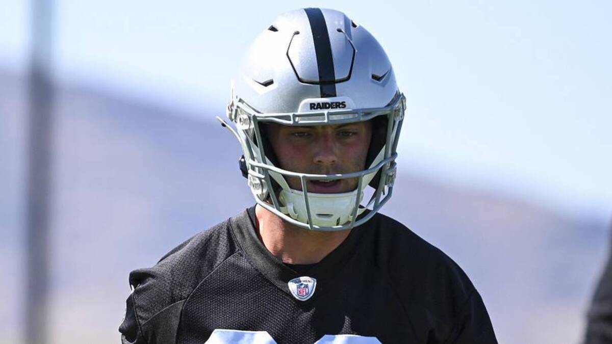  May 20, 2026; Henderson, NV, USA; Las Vegas Raiders tight end Brock Bowers (89) warms up during organized team activities at Intermountain Health Performance Center. Mandatory Credit: Candice Ward-Imagn Images | Candice Ward-Imagn Images 