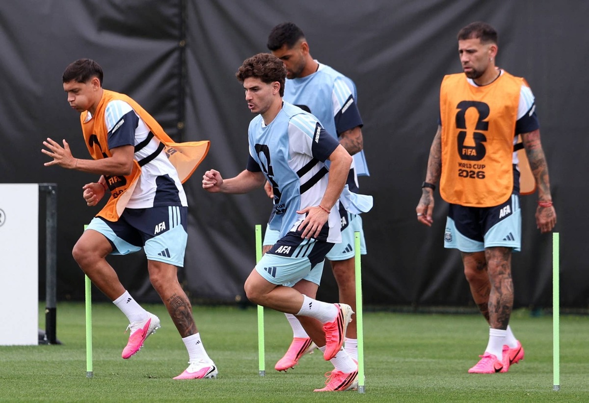  Argentina's Julian Alvarez and Nahuel Molina during training. IMAGN IMAGES via Reuters/William Purnell