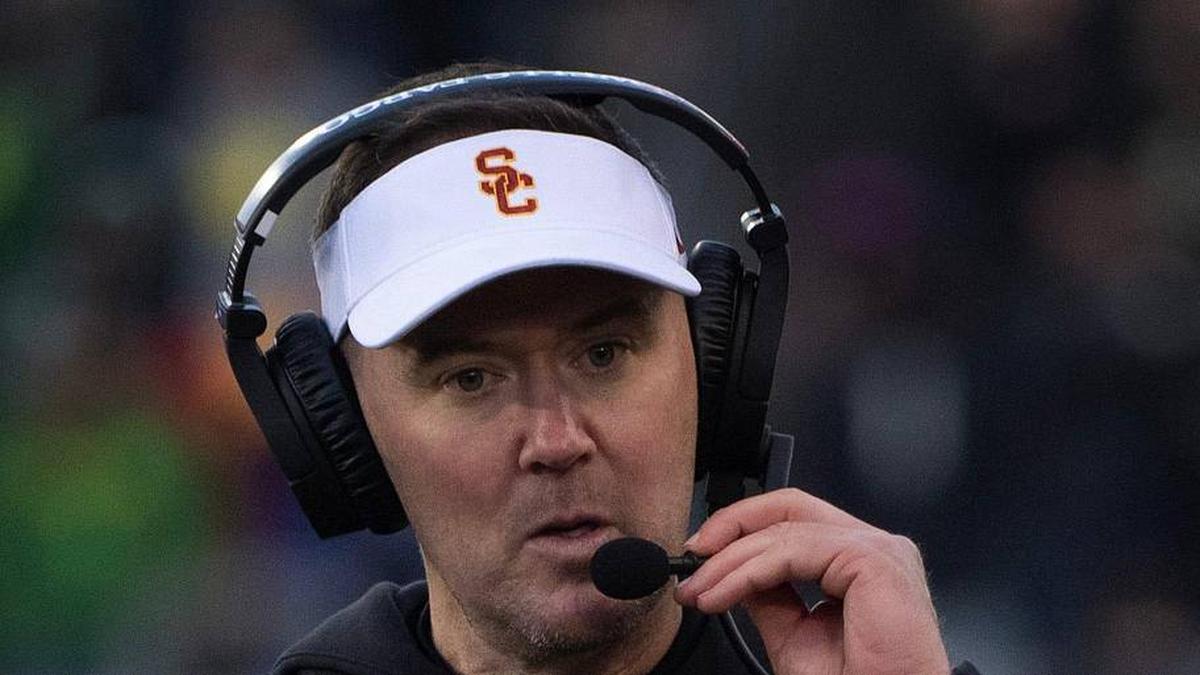  Southern California coach Lincoln Riley looks for answers against Oregon during the second half touchdown Nov. 22, 2025. | Chris Pietsch/The Register-Guard / USA TODAY NETWORK via Imagn Images 