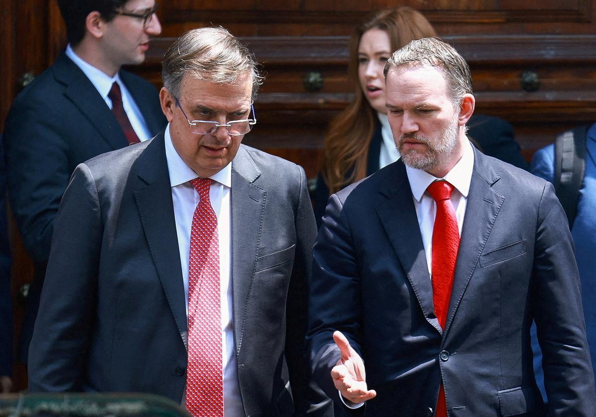 FILE PHOTO: U.S. Trade Representative Jamieson Greer talks with Mexico's Economy Minister Marcelo Ebrard as they leave National Palace amid talks to review the U.S.-Mexico-Canada trade pact, in Mexico City, Mexico, April 20, 2026. REUTERS/Raquel Cunha/File Photo