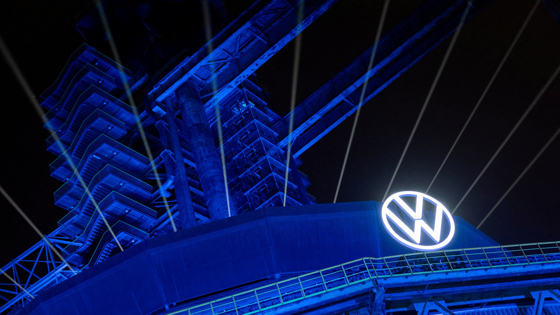 German unions warn of massive opposition in turnaround dispute with Volkswagen 