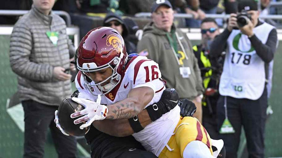  Nov 22, 2025; Eugene, Oregon, USA;Southern California Trojans wide receiver Tanook Hines (16) catches a pass for a touchdown during the game against the Oregon Ducks during the first half at Autzen Stadium. Mandatory Credit: Troy Wayrynen-Imagn Images | Troy Wayrynen-Imagn Images 
