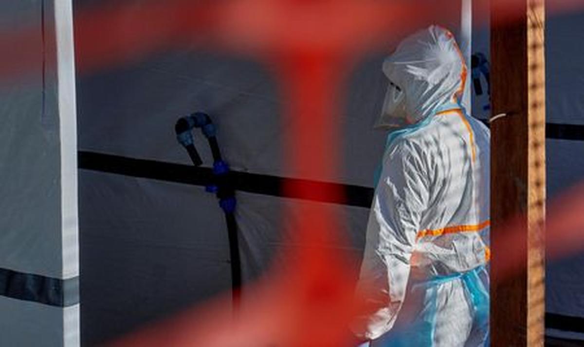 A health worker is dressed up in personal protective equipment (PPE) at the Evangelical Medical Center as agencies intensify efforts to contain a new Ebola outbreak caused by the Bundibugyo virus strain, in Bunia, Ituri province, Democratic Republic of Congo, May 31, 2026. REUTERS/Gradel Muyisa Mumbere
