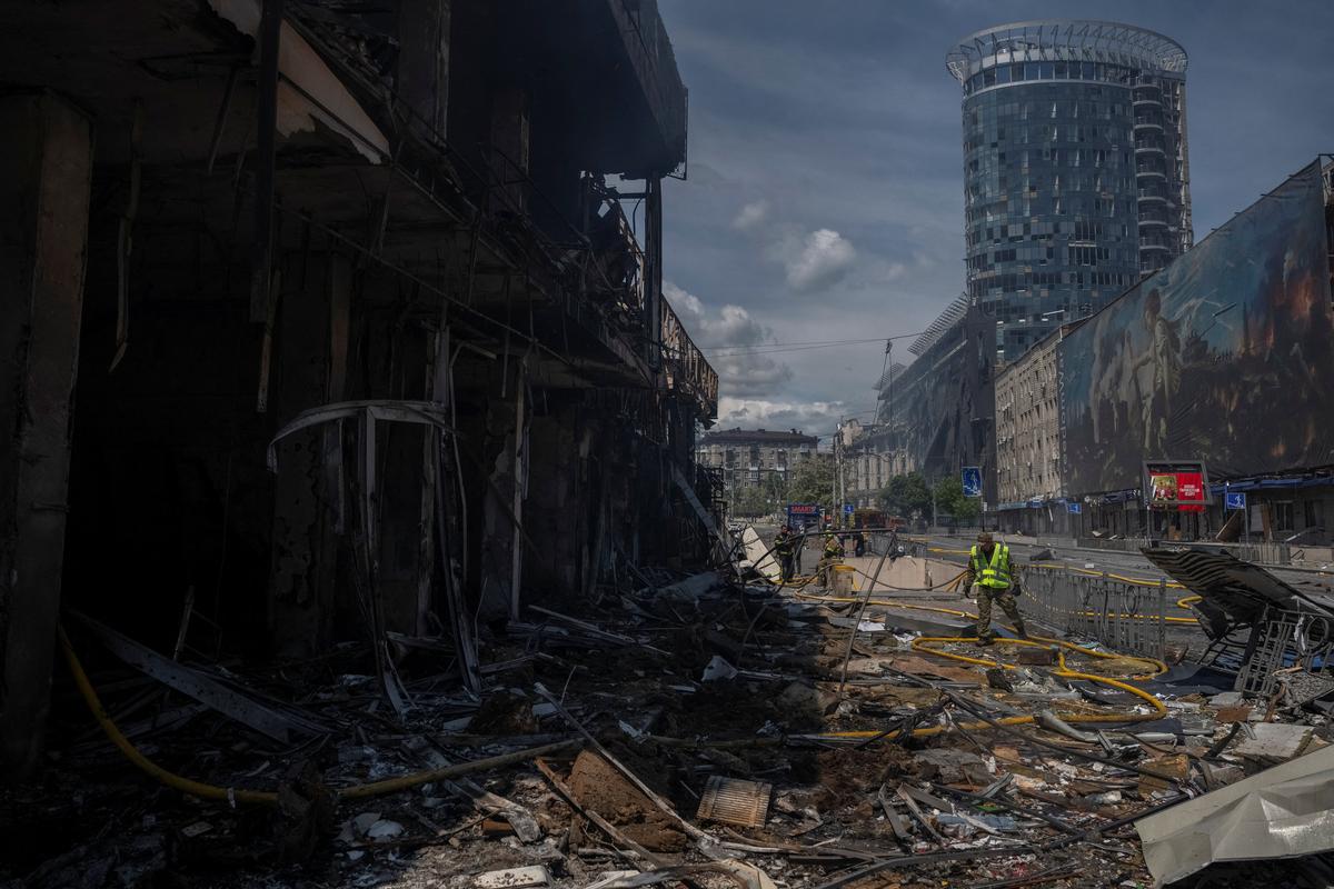 A police expert works at the site of a Russian missile and drone strike, amid Russia's attack on Ukraine, in Kyiv, Ukraine May 24, 2026. REUTERS/Viacheslav Ratynskyi