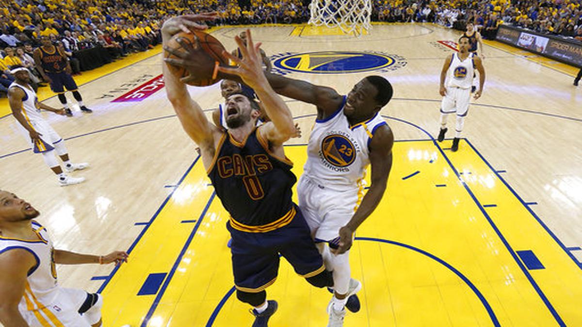 Draymond Green (der.) trata de bloquear un tiro de Kevin Love en el partido entre los Warriors y los Cavaliers, el 2 de junio del 2017.