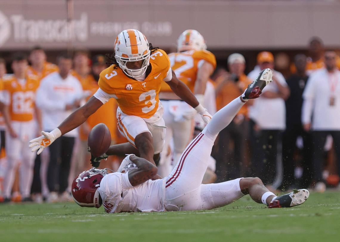  Oct 19, 2024; Knoxville, Tennessee, USA; Alabama Crimson Tide wide receiver Ryan Williams (2) is unable to make a catch while against Tennessee Volunteers defensive back Jermod McCoy (3) during the first quarter at Neyland Stadium. Mandatory Credit: Alan Poizner-Imagn Images 