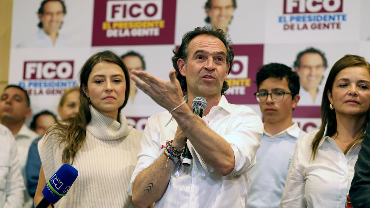 Federico ‘Fico” Gutiérrez, candidato presidencial de la coalición Equipo Colombia, habla con sus seguidores la noche de las elecciones, junto a su esposa Margarita Gómez, a la izquierda, en Bogotá, Colombia, el domingo 29 de mayo de 2022. Gutiérrez no avanzó a la segunda vuelta de junio. (Foto AP/Leonardo Muñoz)