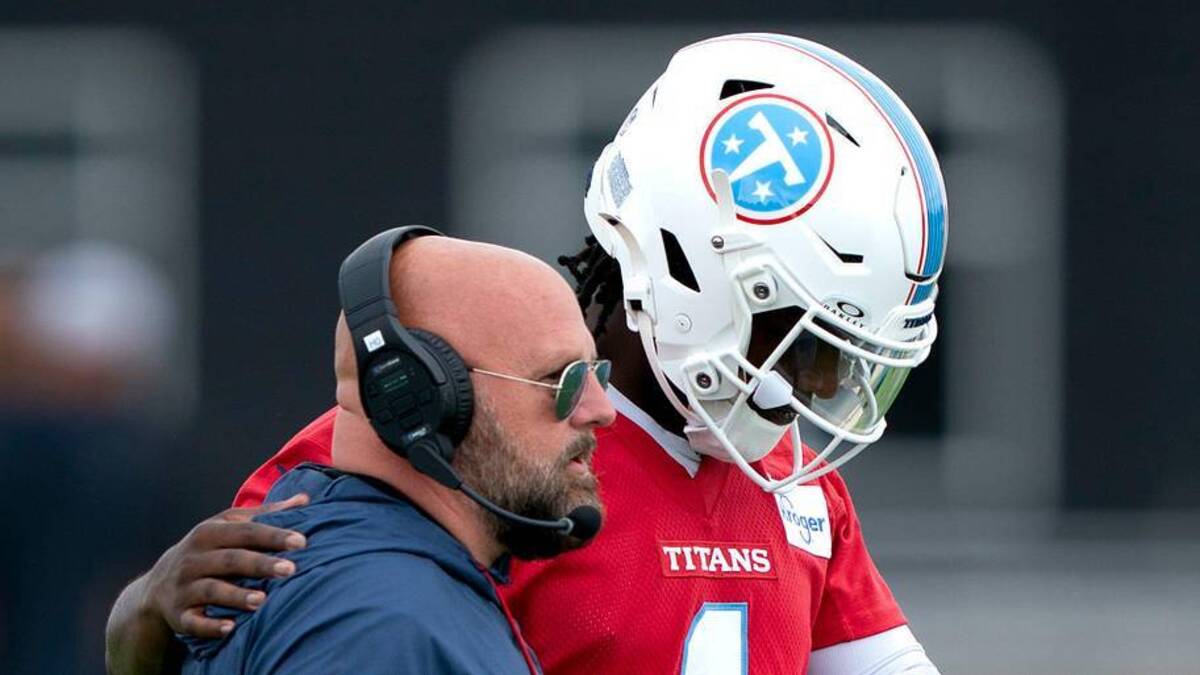  Tennessee Titans quarterback Cam Ward (1) talks with Offensive Coordinator Brian Daboll during OTAs at Vanderbilt Health Football Center in Nashville, Tenn., Monday, June 8, 2026. | DENNY SIMMONS / THE TENNESSEAN / USA TODAY NETWORK via Imagn Images 