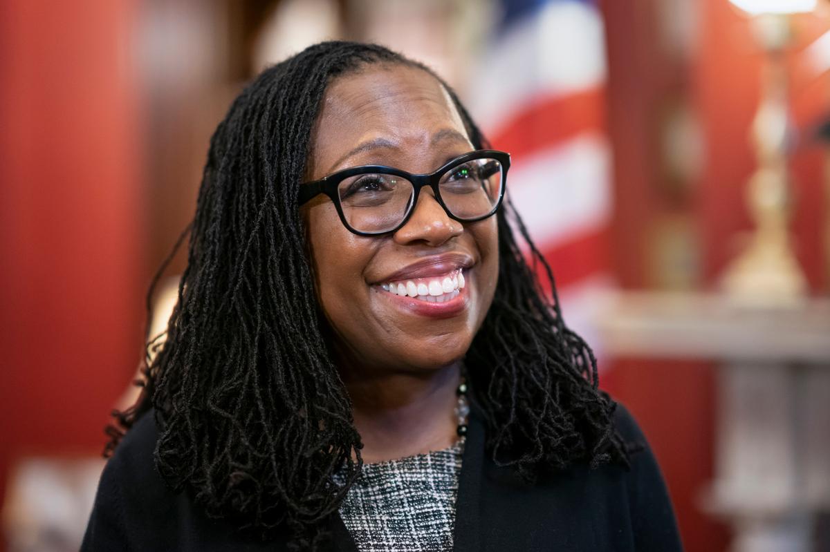 La jueza Ketanji Brown Jackson mientras el senador Richard Shelby, republicano de Alabama, llega a una reunión en su despacho en el Capitolio, en Washington, el 31 de marzo de 2022.