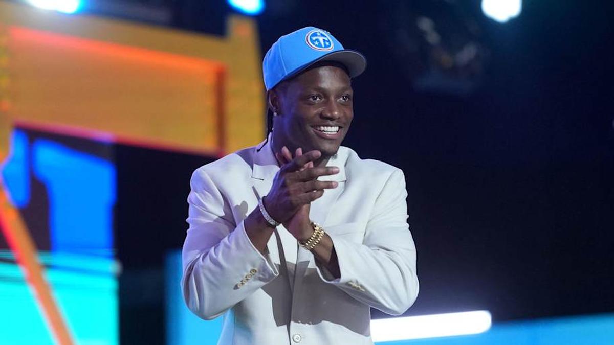  Carnell Tate was the first wide receiver off the board, going to the Titans at No. 4. | Kirby Lee-Imagn Images 