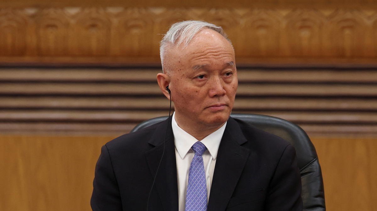 Chinese Politburo Standing Committee member Cai Qi attends a meeting with global business leaders at the Great Hall of the People in Beijing, China, March 28, 2025. REUTERS/Florence Lo