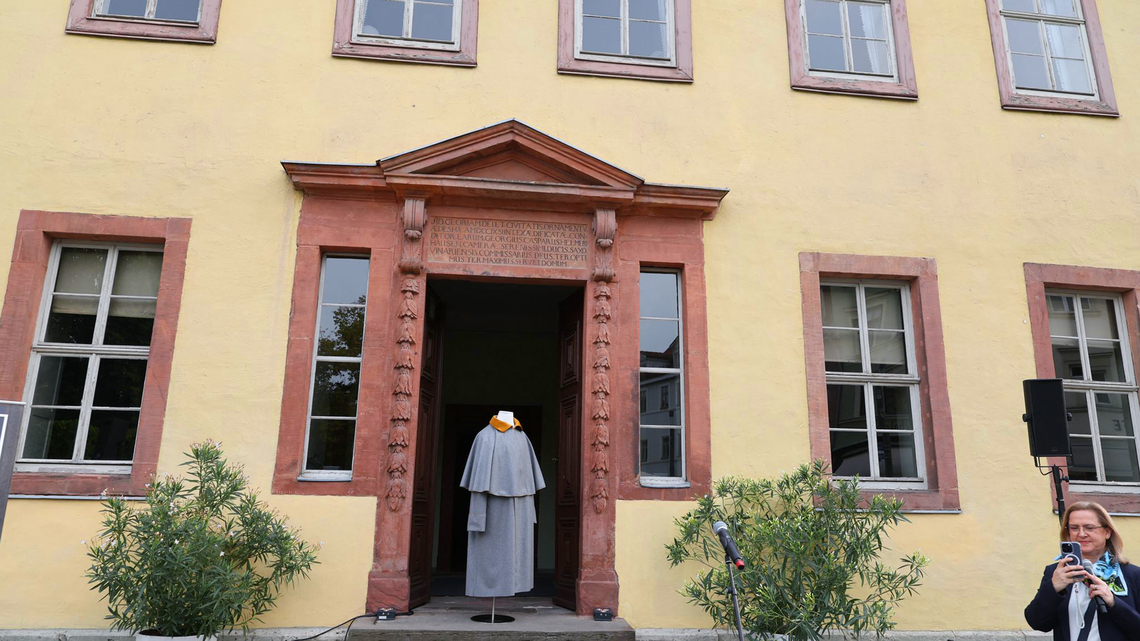 Replica of Goethe's traveling overcoat goes on journey through Italy 