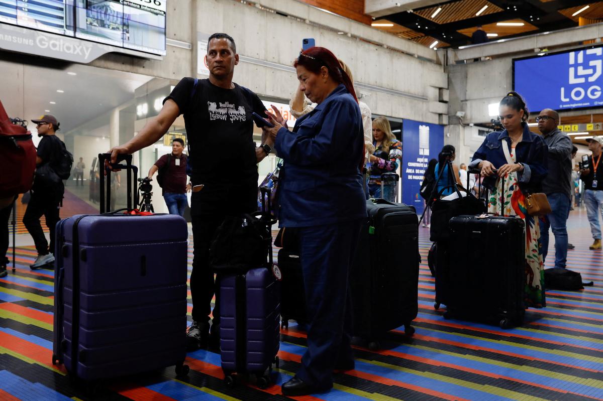 Passengers wait to check in for an American Airlines flight as the U.S. carrier returns to Venezuela after nearly seven years of suspended services, at Simon Bolivar International Airport in Maiquetia, Venezuela April 30, 2026. REUTERS/Fausto Torrealba