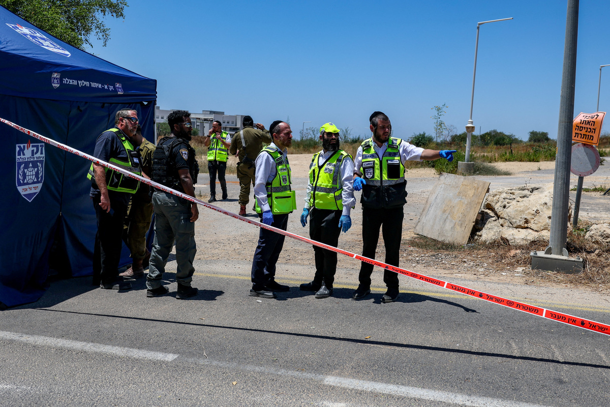Israeli emergency personnel work at the scene of what Israeli police say was a series of shooting attacks in central Israel June 7, 2026. REUTERS/Ronen Zvulun