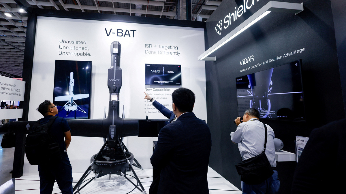 FILE PHOTO: Visitors look at Shield AI’s V-BAT unmanned aerial vehicle on display during the Taipei Aerospace and Defence Technology Exhibition in Taipei, Taiwan, September 18, 2025. REUTERS/Ann Wang/File Photo