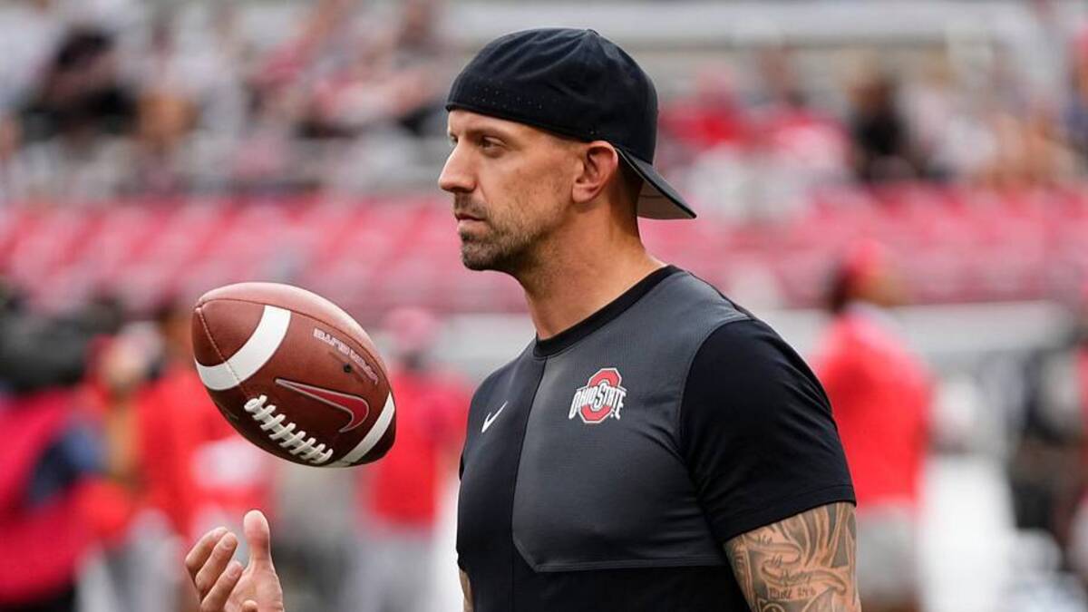  Ohio State Buckeyes linebackers coach James Laurinaitis warms up players prior to the NCAA football game against the Ohio Bobcats at Ohio Stadium on Sept. 13, 2025. | Adam Cairns/Columbus Dispatch / USA TODAY NETWORK via Imagn Images 