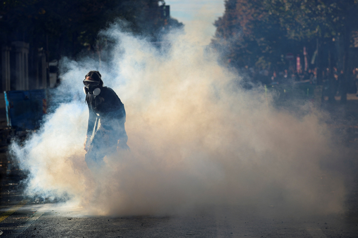Albanian police fire rubber bullets as student protests rage | Centre ...