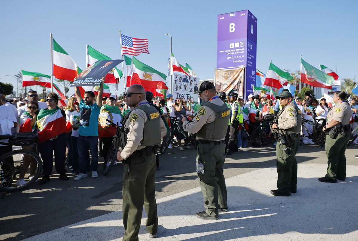 Soccer Football - FIFA World Cup 2026 - Group G - Iran v New Zealand - Los Angeles Stadium, Inglewood, California, U.S. - June 15, 2026 Police are seen keeping protestors away from fans outside the stadium before the match REUTERS/Mike Blake