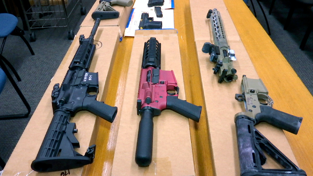 ARCHIVO - Varias “armas fantasma” son exhibidas en la sede del Departamento de Policía de San Francisco, el 27 de noviembre de 2019, en San Francisco. (AP Foto/Haven Daley, archivo)