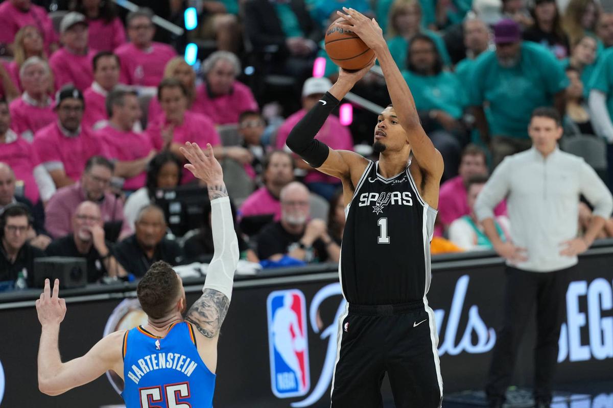  San Antonio Spurs forward Victor Wembanyama (1) shoots the ball over Oklahoma City Thunder center Isaiah Hartenstein (55). 
