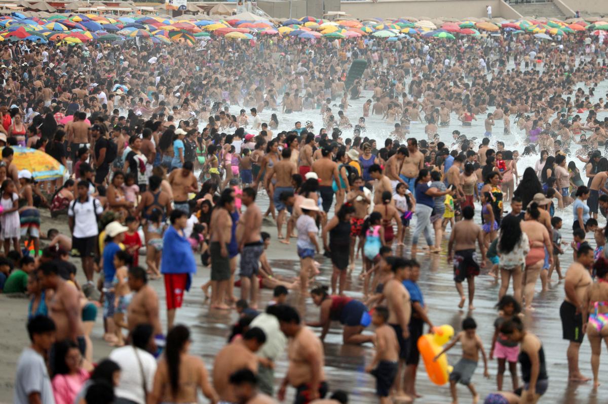 FILE PHOTO: Bathers enjoy a summer day due to the high temperatures at Agua Dulce beach in the Chorrillos district, Lima, Peru, February 25, 2024. REUTERS/Sebastian Castaneda/File Photo