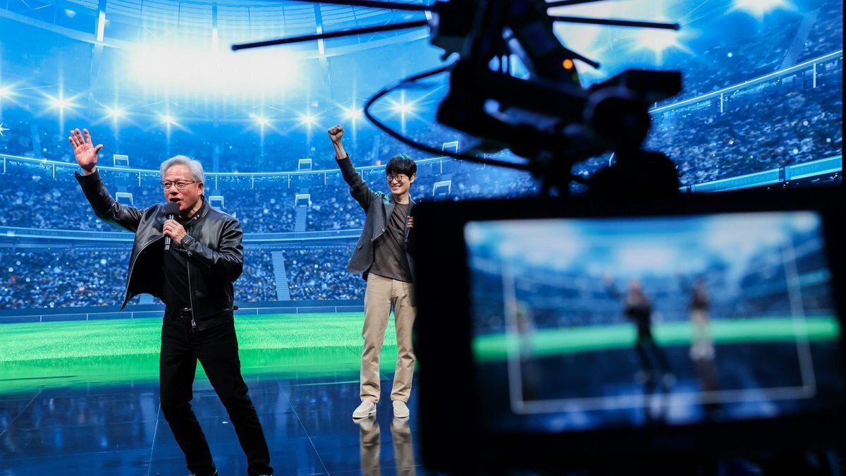Nvidia chief executive officer Jensen Huang, left, and Naver Chairman Lee Hae-jin appear at Naver’s Vision Studio at its 1784 headquarters in Seongnam, south of Seoul, on Monday. Photo courtesy of Naver
                                            