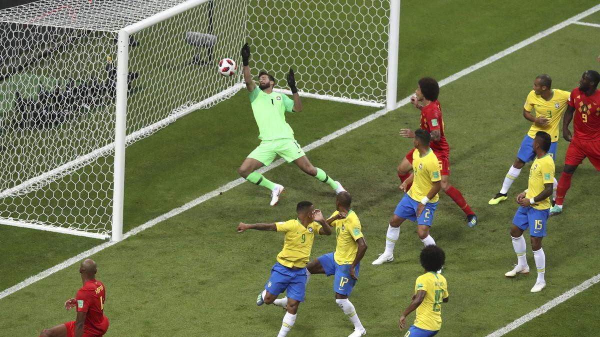 El portero de Brasil Alisson no puede detener la pelota en el desafortunado autogol de Fernandinho en el partido ante Bélgica en la Copa Mundial, celebrado el 6 de julio de 2018 en Kazán, Rusia.
