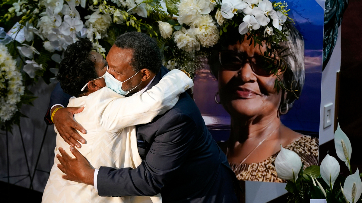 Un doliente abraza a Angela Crawley (izq.), hija de Ruth Whitfield, víctima del tiroteo en el supermercado de Buffalo, antes de un servicio conmemorativo en la Iglesia Bautista Mt. Olive, en donde estuvo presente la vicepresidenta Kamala Harris, el sábado 28 de mayo de 2022, en Buffalo, N.Y. (Foto AP/Patrick Semansky)