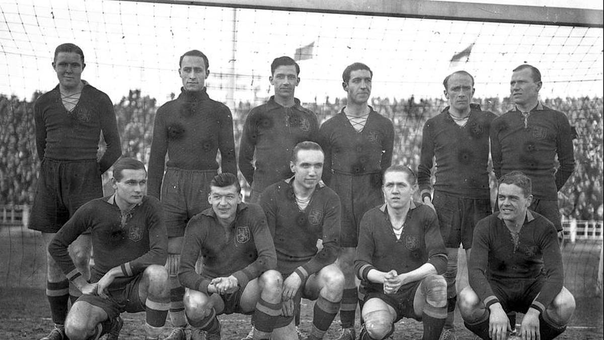  Bernard Voorhoof (bottom, second from right) was Belgium's first star striker. | IMAGO 
