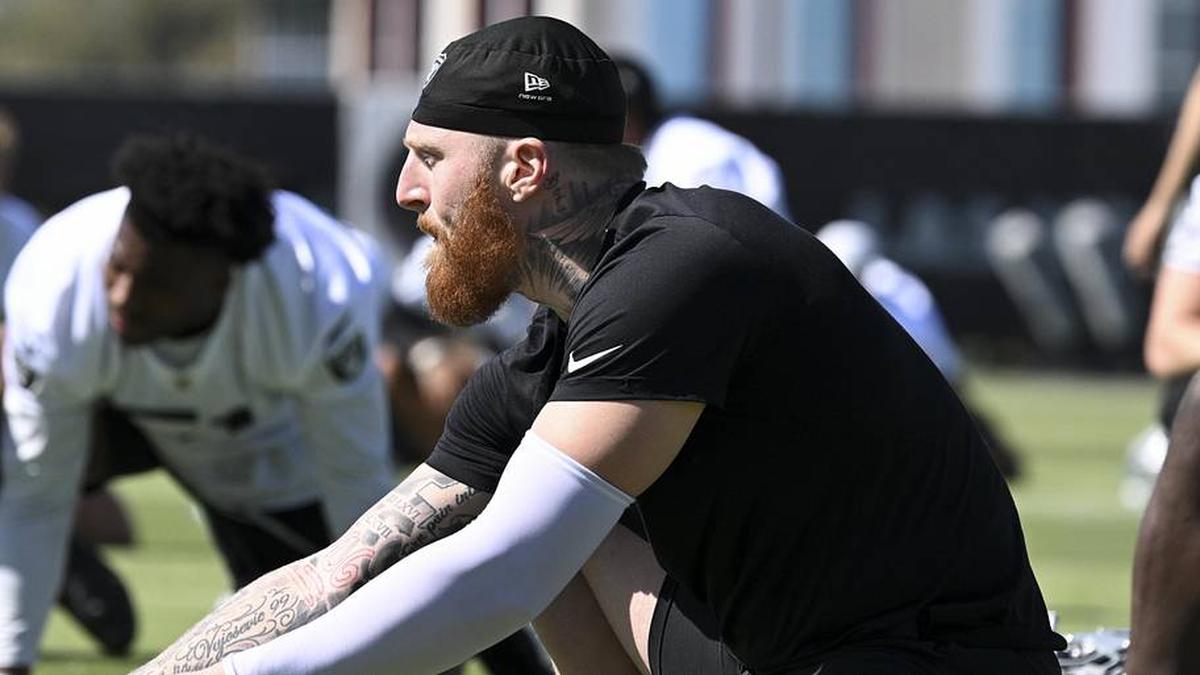  May 20, 2026; Henderson, NV, USA; Las Vegas Raiders defensive end Maxx Crosby (98) warms up during organized team activities at Intermountain Health Performance Center. Mandatory Credit: Candice Ward-Imagn Images | Candice Ward-Imagn Images 