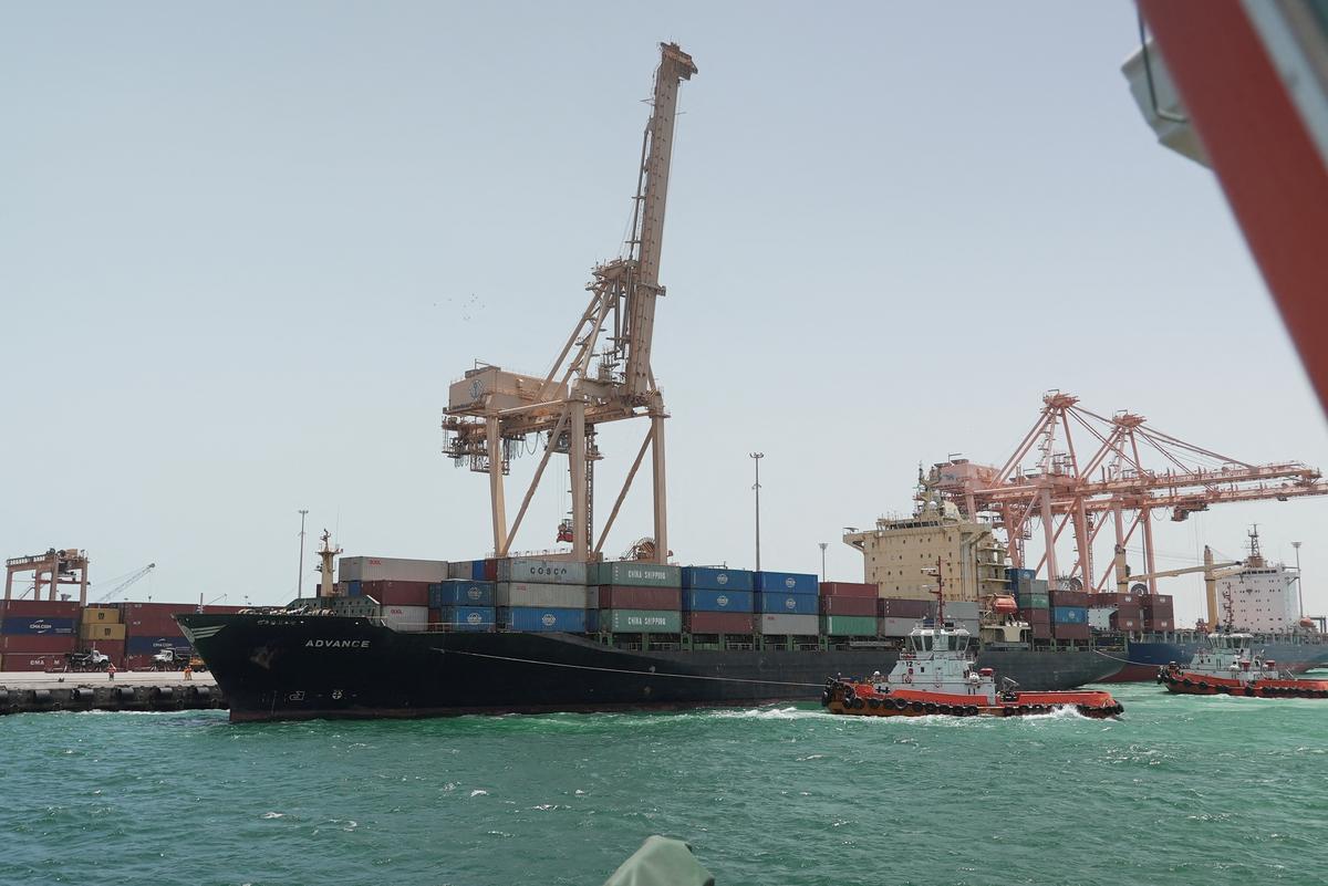 A tugboat assists a cargo ship to dock at the Dammam Port in Dammam, Saudi Arabia, May 17, 2026. REUTERS/Mohammed Benmansour