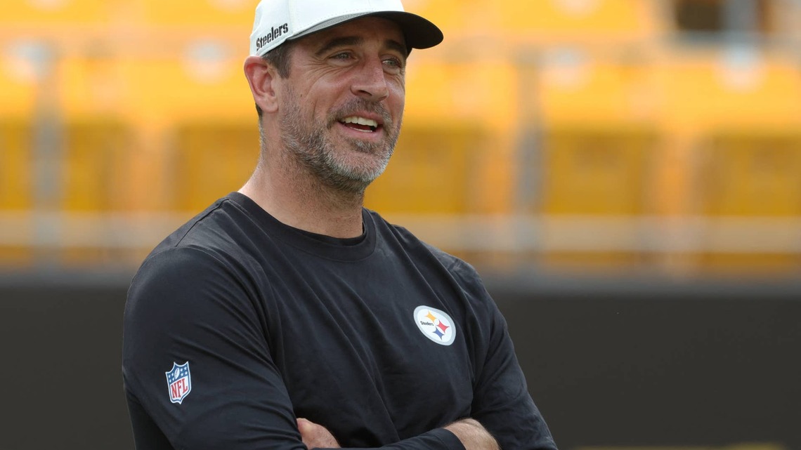 Aaron Rodgers' Sharp Mental QB Play Has Steelers Brushing Off Decline Concerns 