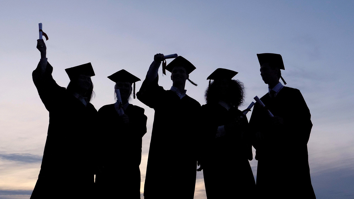 The Richland School Board is considering a graduation ceremony policy that guides schools through the process of acknowledging the lives of students who’ve died.