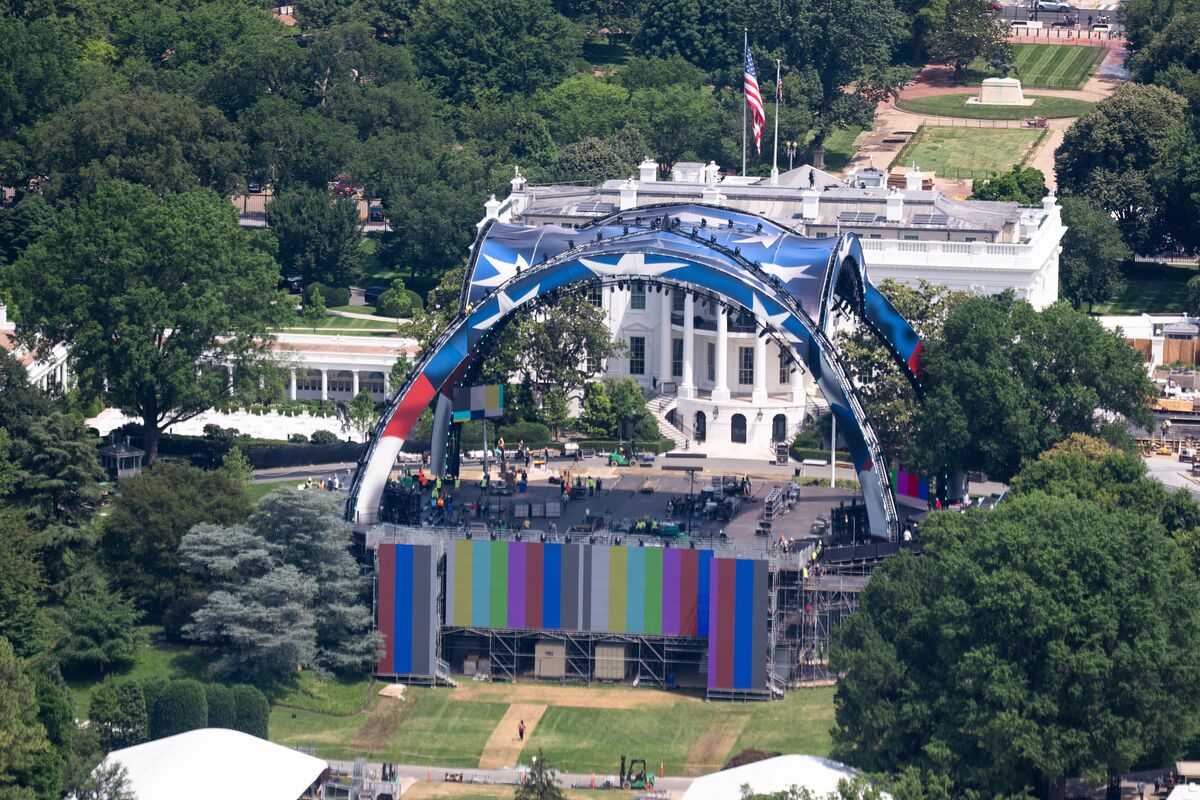  Workers continue building the cage for a future UFC fight on the South Lawn in front of the White House, Friday, June 5, 2026, in Washington, as seen from the Washington Monument. (AP Photo/Allison Robbert) 