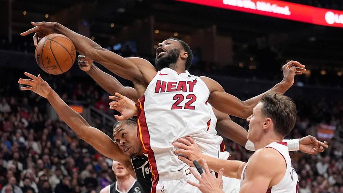  Apr 9, 2026; Toronto, Ontario, CAN; Miami Heat forward Andrew Wiggins (22) vies for a rebound against Toronto Raptors guard Scottie Barnes (4) during the second half at Scotiabank Arena. Mandatory Credit: John E. Sokolowski-Imagn Images | John E. Sokolowski-Imagn Images 