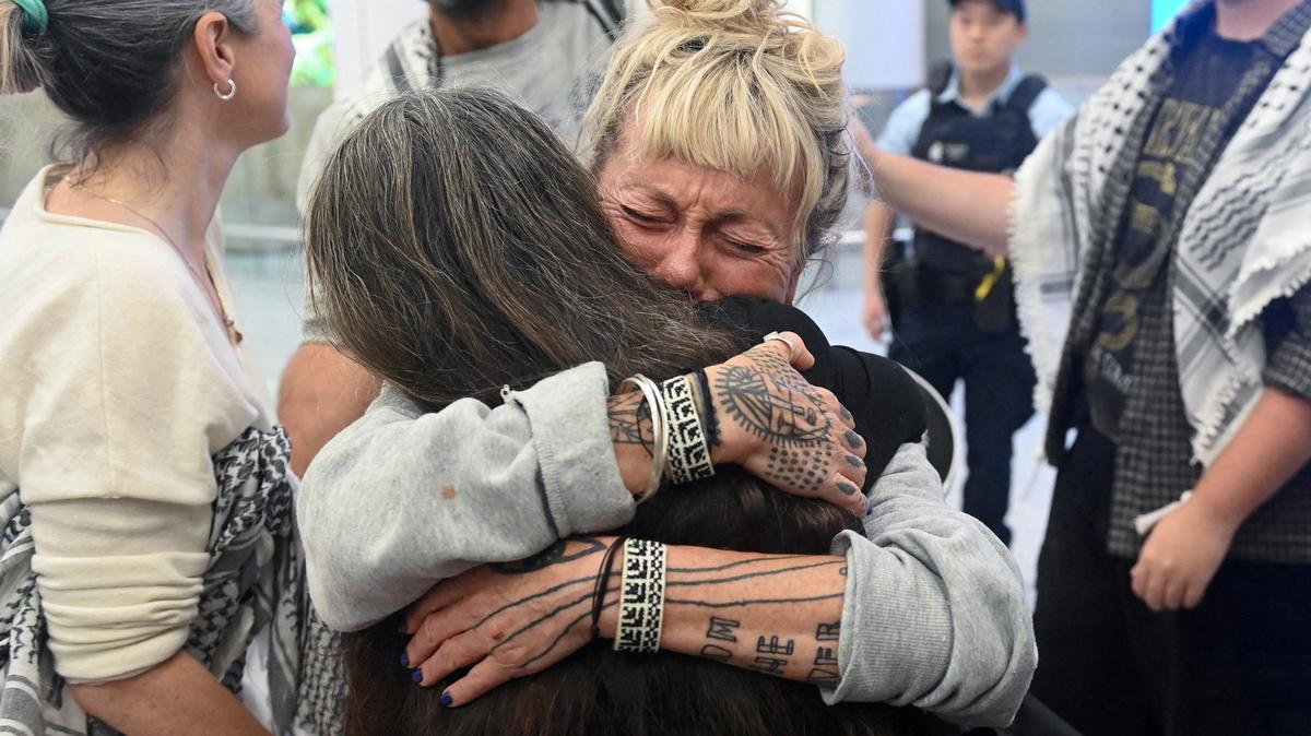 Juliet Lamont, an Australian member of the Gaza-bound Global Sumud Flotilla, which was intercepted by Israeli forces, receives a hug as she arrives at Sydney International Airport, Sydney, Australia, May 25, 2026. REUTERS/Jeremy Piper