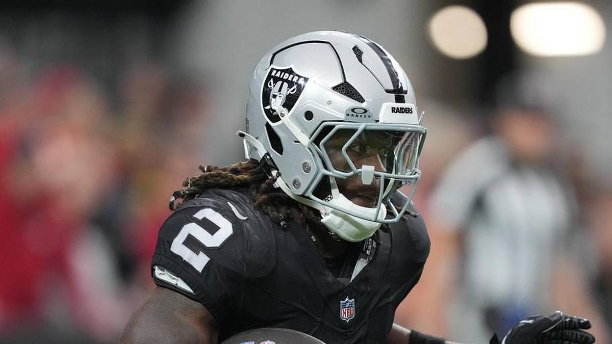  Jan 4, 2026; Paradise, Nevada, USA; Las Vegas Raiders running back Ashton Jeanty (2) carries the ball against the Kansas City Chiefs in the first half at Allegiant Stadium. Mandatory Credit: Kirby Lee-Imagn Images | Kirby Lee-Imagn Images 