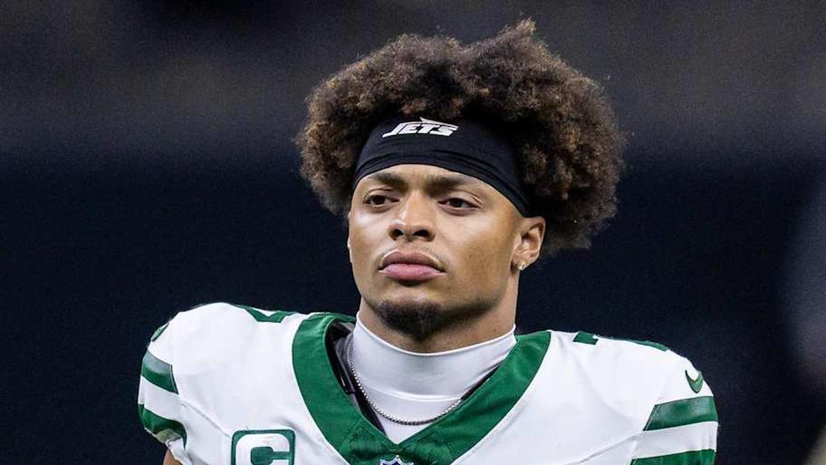  Dec 21, 2025; New Orleans, Louisiana, USA; New York Jets quarterback Justin Fields (7) during warm ups before the game against the New Orleans Saints at Caesars Superdome. Mandatory Credit: Stephen Lew-Imagn Images | Stephen Lew-Imagn Images 