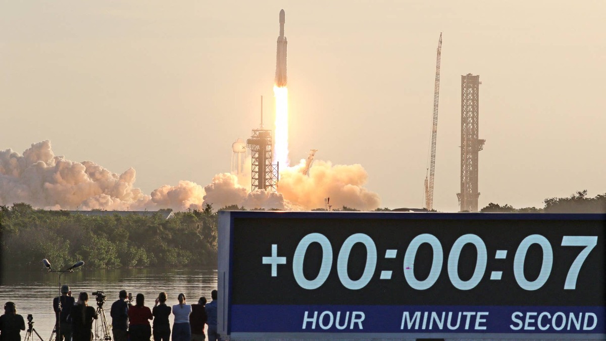 SpaceX has a plan to make your phone carrier obsolete 