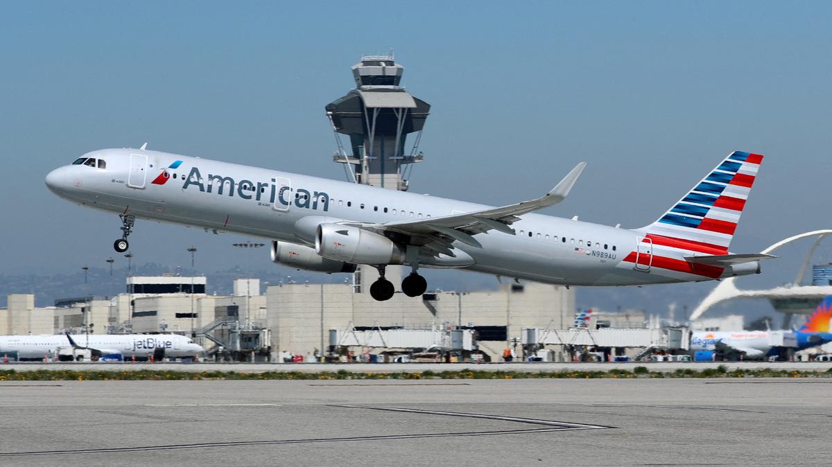 FILE PHOTO: An American Airlines Airbus A321-200 plane takes off from Los Angeles International airport (LAX) in Los Angeles, California, U.S. March 28, 2018. REUTERS/Mike Blake/File Photo